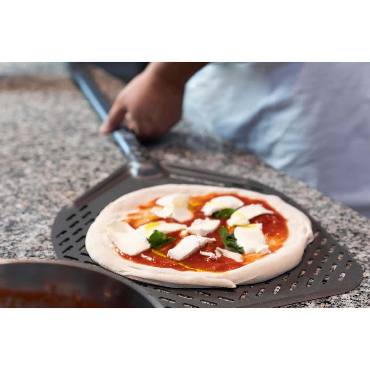 Pizzaschaufel - EVOLUZIONE - Aluminium - 330 mm - perforiert - speziell gehärtete Eloxierung