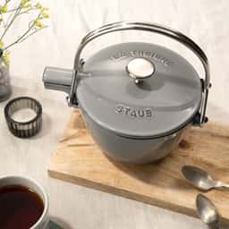 STAUB | SPECIALITIES - Konvice na čaj - 1,1L - litina - grafitově šedá