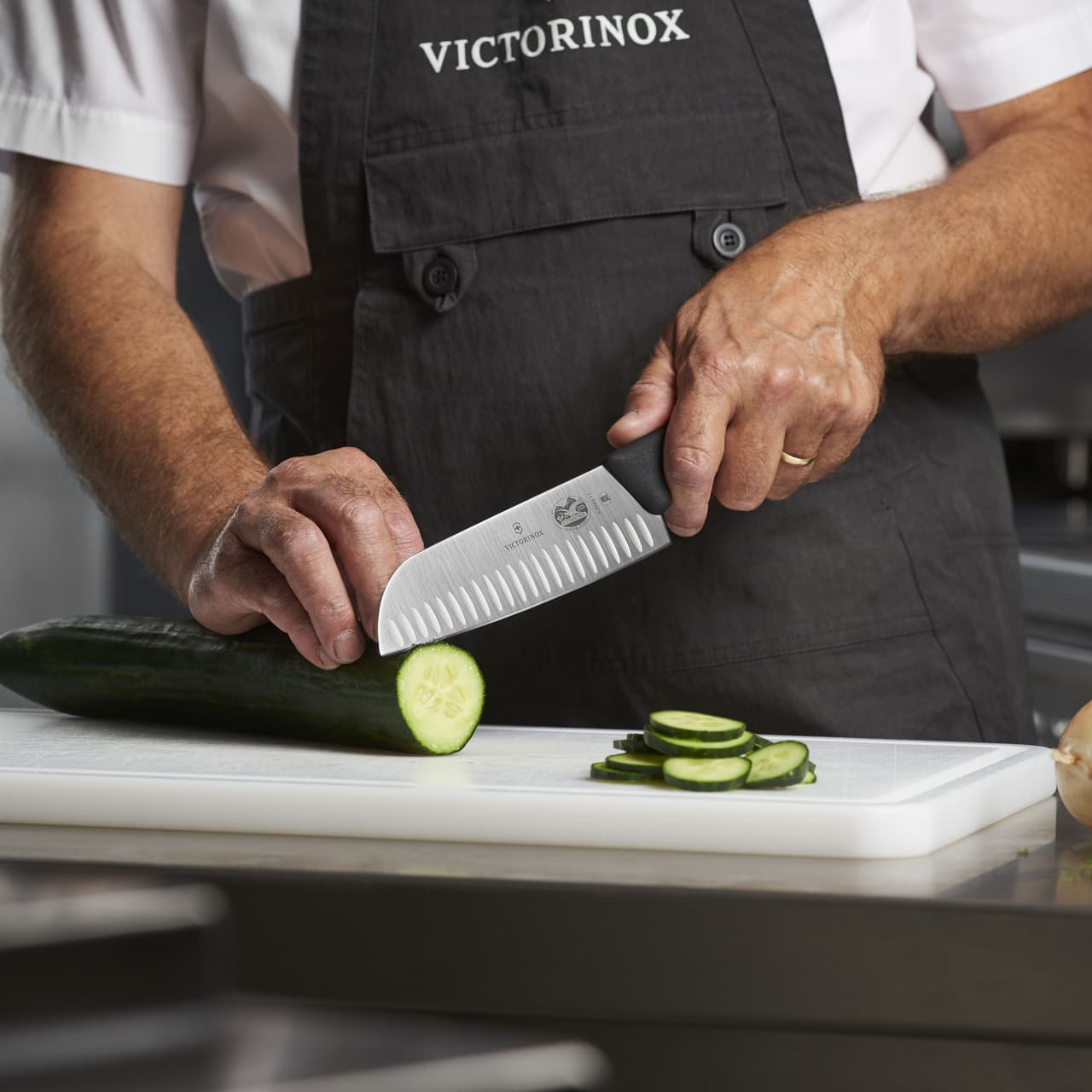 VICTORINOX | FIBROX - Santoku mit Kullenschliff - Klinge: 170mm