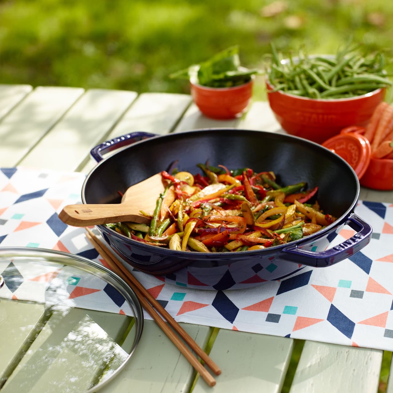 STAUB | SPECIALITY - Wok se skleněnou poklicí - Ø 300 mm - litina - tmavě modrý