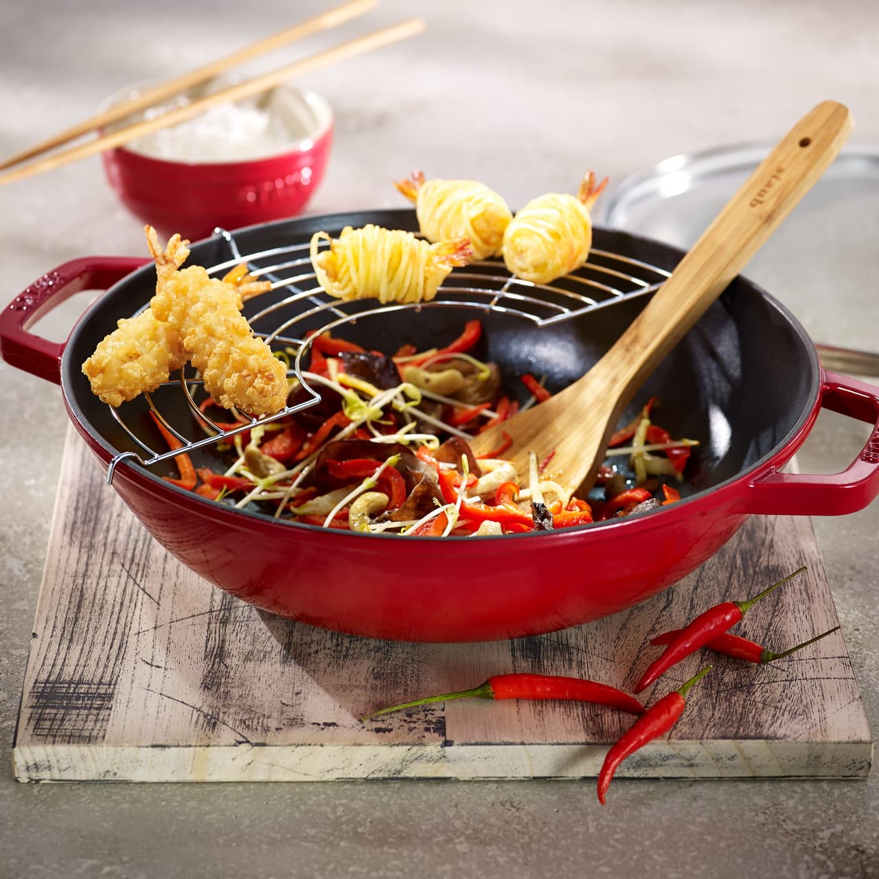 STAUB | SPECIALITY - Wok se skleněnou poklicí - Ø 300 mm - litina - třešňově červený