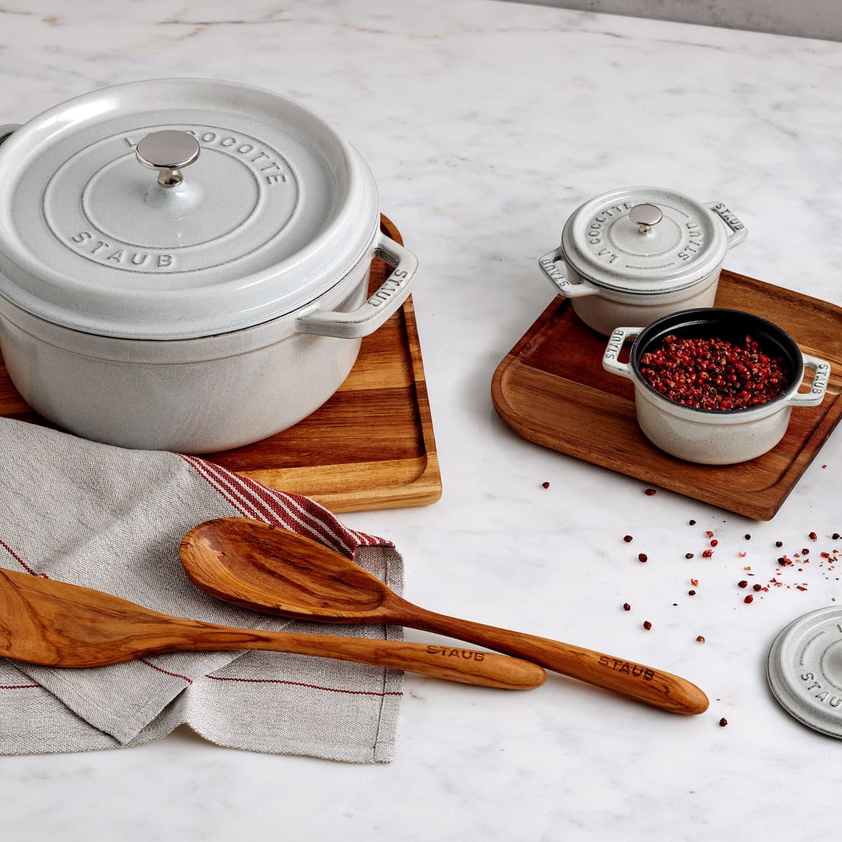 STAUB | LA COCOTTE - kokotka - Ø 240 mm - litina - bílý lanýž