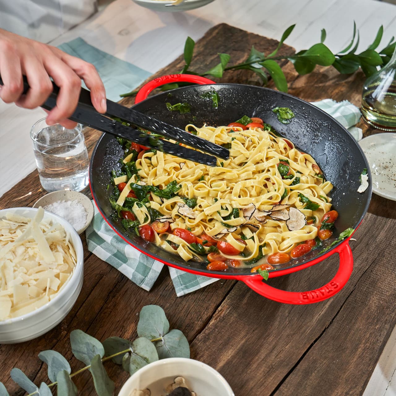 STAUB | SPECIALITIES - Wok se skleněnou poklicí - Ø 370mm - litina - třešňově červený