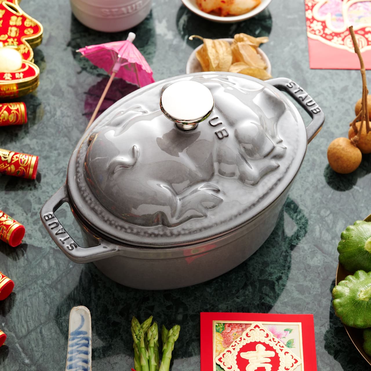 STAUB | LA COCOTTE - kokotka - poklice s prasátkem - oválná - 170 mm - litina - grafitově šedá