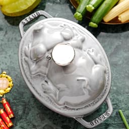 STAUB | LA COCOTTE - kokotka - poklice s prasátkem - oválná - 170 mm - litina - grafitově šedá