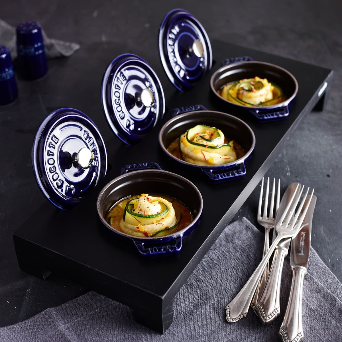 STAUB | SPECIALITY - Servírovací prkénko na 3 mini kokotky - 420x160mm - dřevovláknité - černé