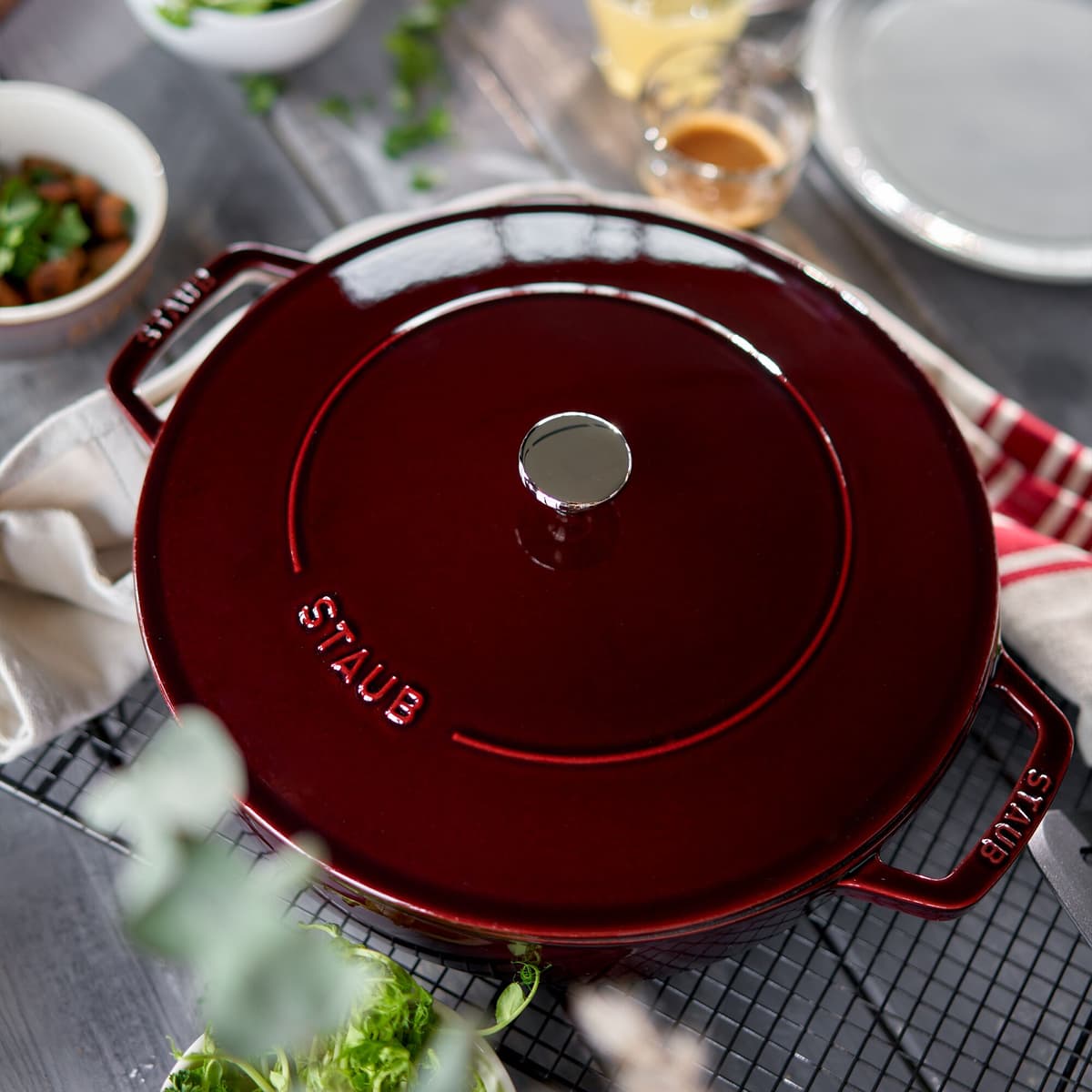 STAUB | BRAISERS - Pečicí hrnec s kapkovitou strukturou Chistera - 280 mm - litina - grenadinově červený