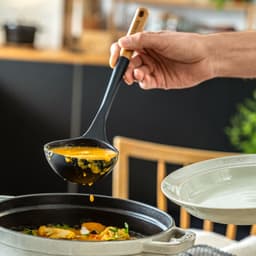 STAUB | Naběračka na polévku - 310 mm - silikonová - černá