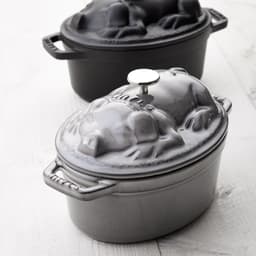 STAUB | LA COCOTTE - kokotka - poklice s prasátkem - oválná - 170 mm - litina - grafitově šedá