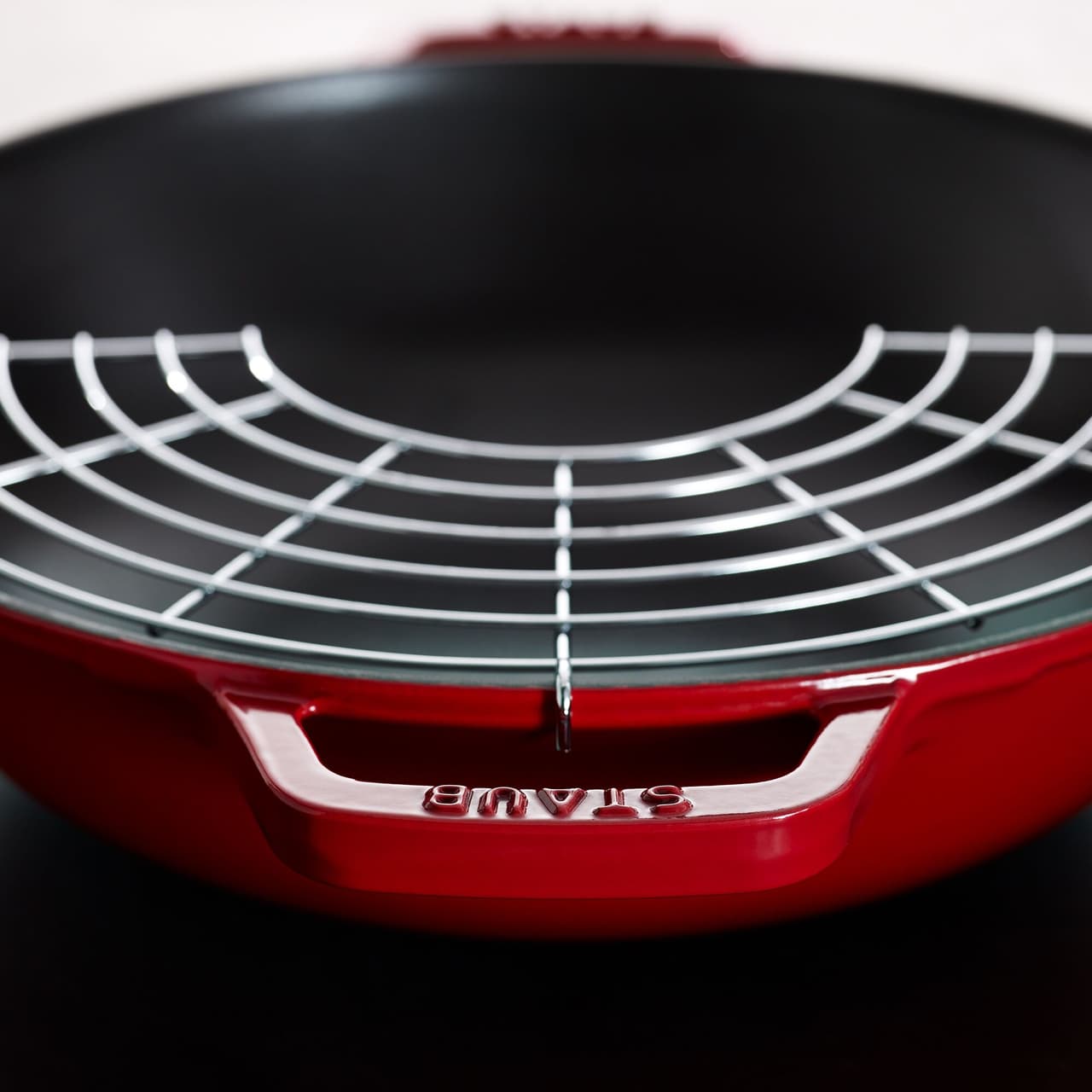 STAUB | SPECIALITY - Wok se skleněnou poklicí - Ø 300 mm - litina - třešňově červený