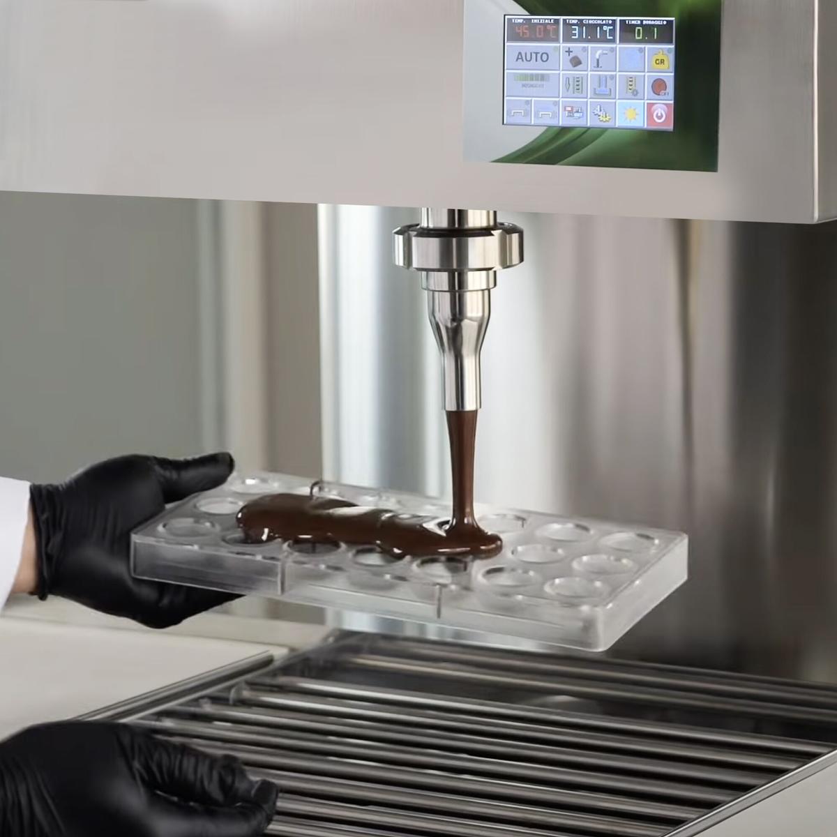 Chocolate tempering device with outlet tap - Chocotemper - incl. shelf with glazing zone