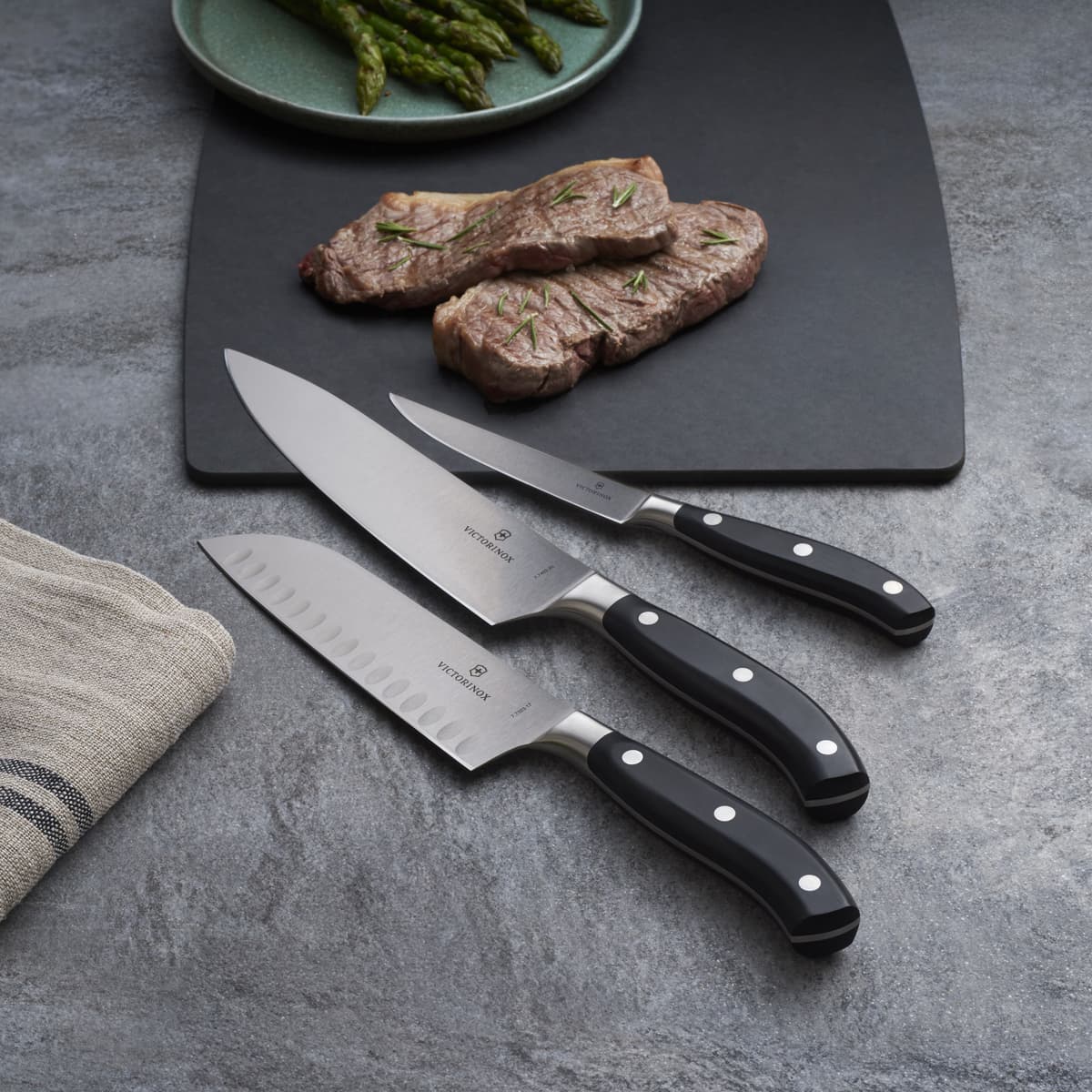 VICTORINOX | GRAND MAÎTRE - Santoku nůž s výbrusy - čepel: 170mm