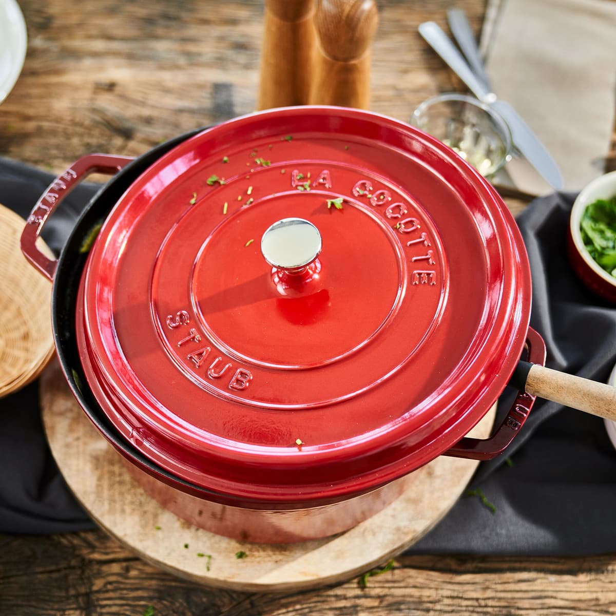 STAUB | LA COCOTTE - kokotka - Ø 300 mm - litina - třešňově červená