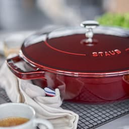 STAUB | BRAISERS - Pečicí hrnec s kapkovitou strukturou Chistera - 240 mm - litina - grenadinově červený