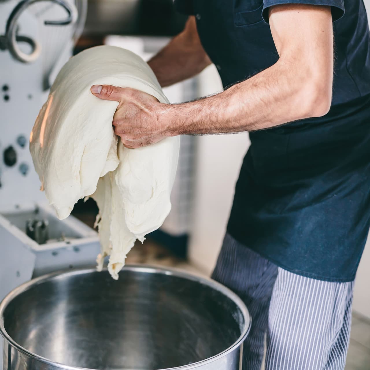 Hnětací stroj těsta - 33L / 25kg - 1 rychlost - odnímatelný kotel a sklapovací míchadlo - funkce časovače